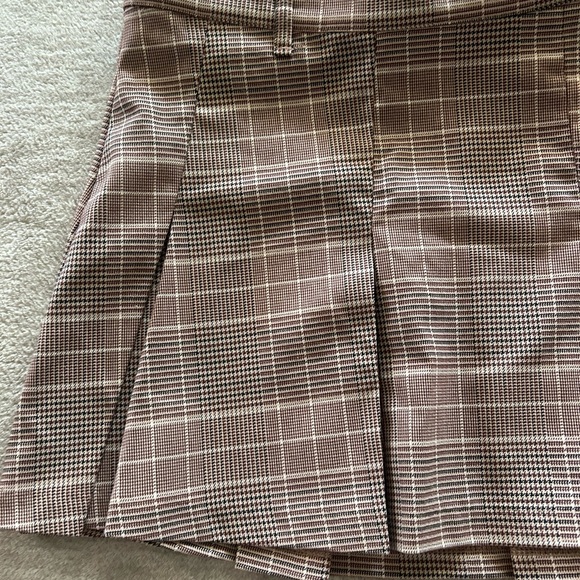 H&M Plaid Pleated Skirt in Brown - Picture 2 of 6